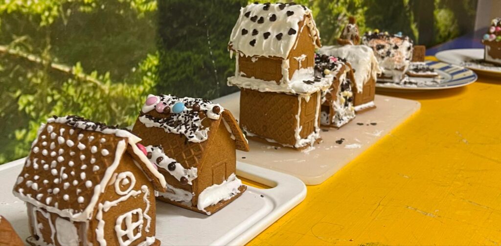 Lebkuchenhäuser mit Zuckerguss und Schokolinsen