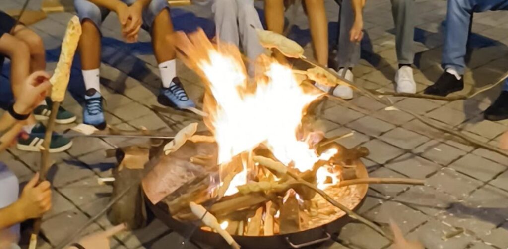 Steckerlbrot über der Feuerschale vor dem Pfadiheim