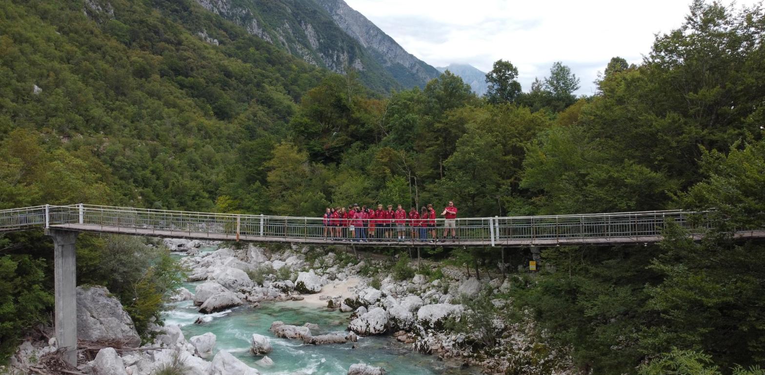 Gruppe auf einer Hängebrücke über die Soča, Drohnenfoto
