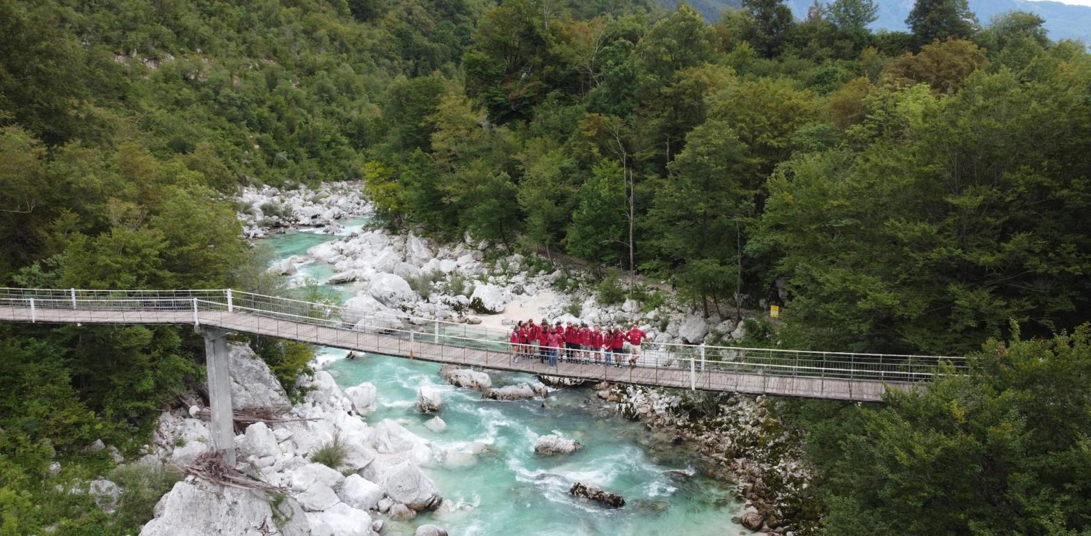 Hängebrücke über die türkisgrüne Soča, Drohnenfoto
