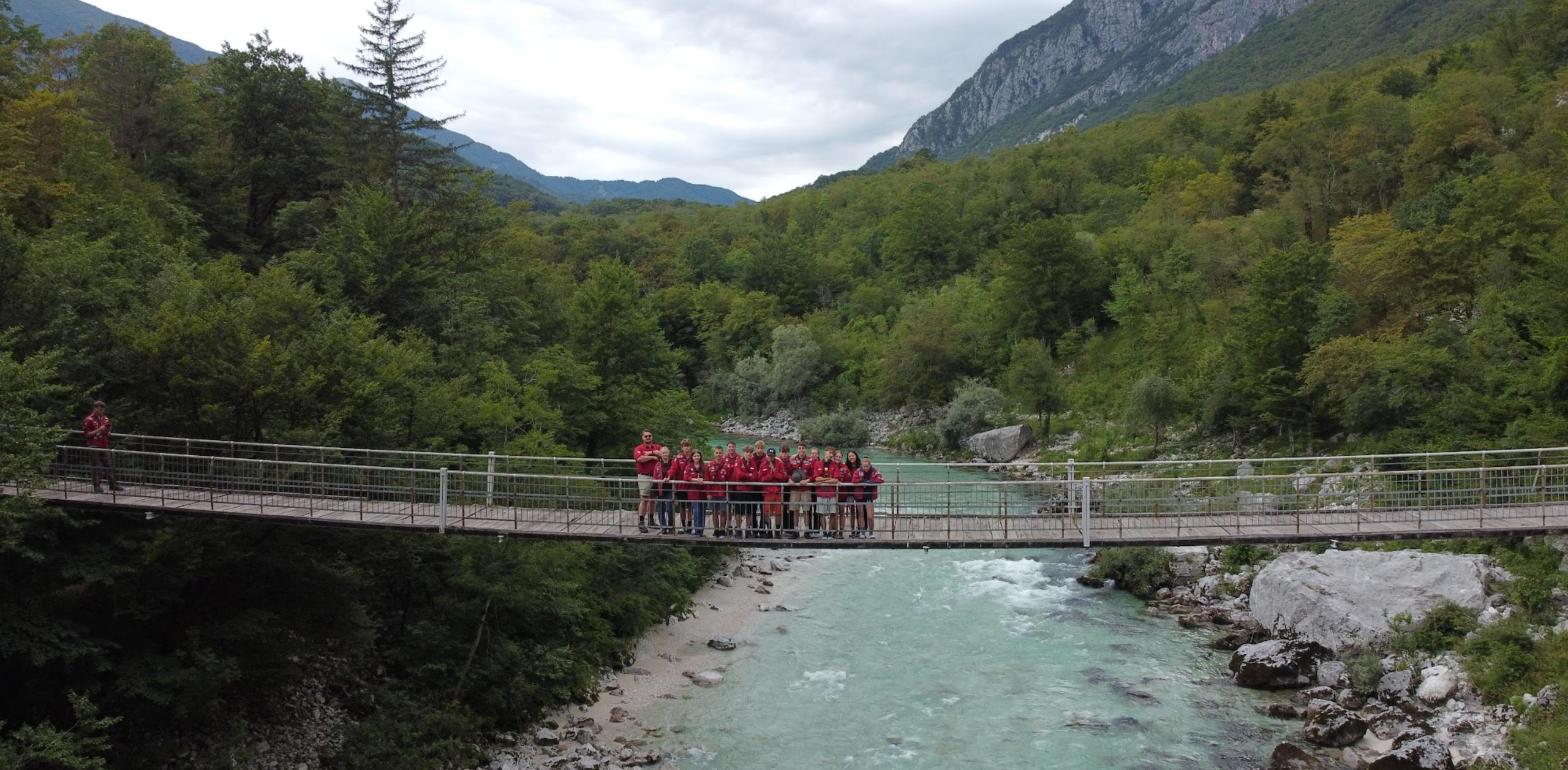 Soča-Tal mit Hängebrücke und Bergen, Drohnenfoto
