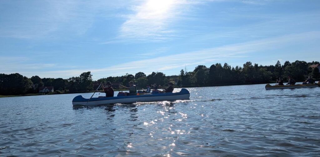 Kanu im Gegenlicht auf einem See in Masuren