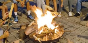 Mehr über den Artikel erfahren Steckerlbrot am Feuer