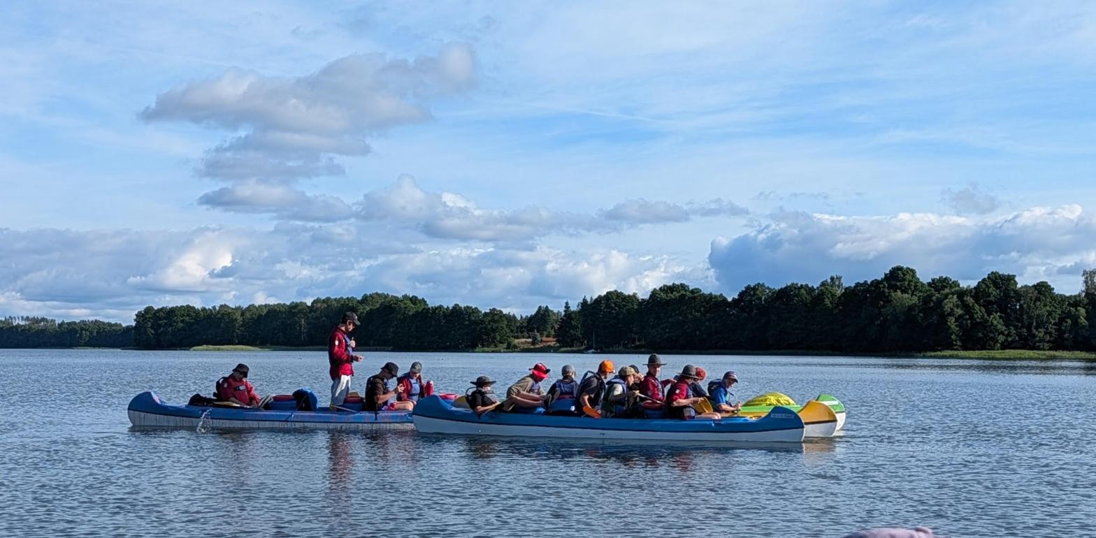 Zusammengebundene Kanus auf einem See in Masuren